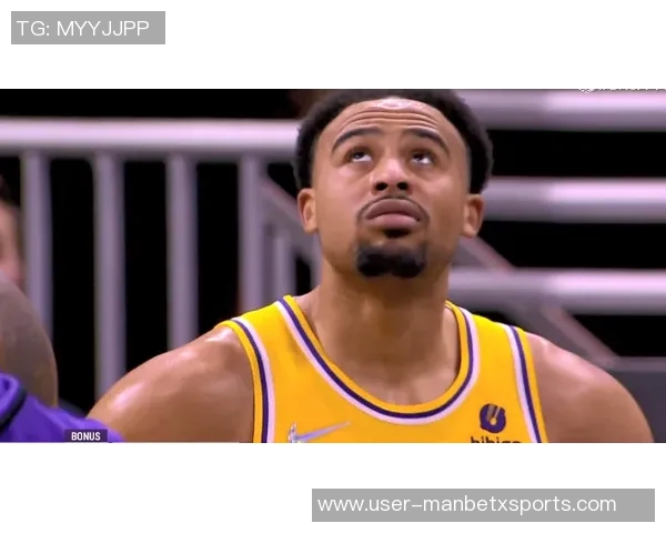 弗里曼防守丹尼斯三分时垫脚被判定为一级恶意犯规引发争议