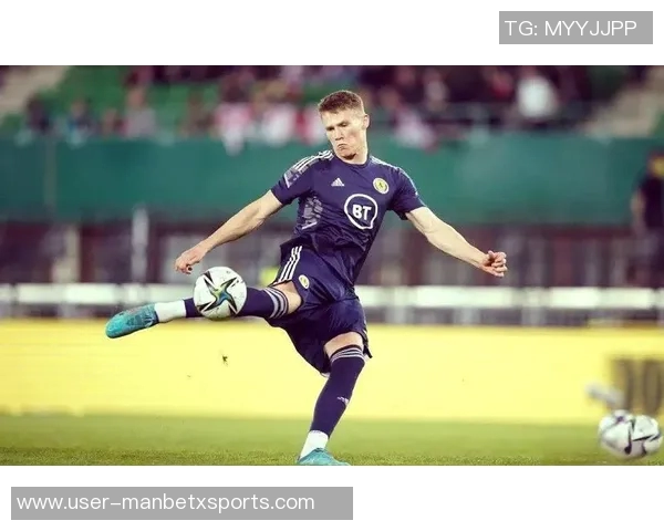 麦克托米奈上半场末段不理智动作遭黄牌处罚引发争议